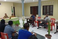 Kepala Kantor Kementerian Agama Kabupaten Sikka Antonius Nggaa Rua tatap muka dan dialog dengan perwakilan masyarakat Kecamatan Magepanda, Senin (20/7)
