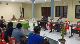 Kepala Kantor Kementerian Agama Kabupaten Sikka Antonius Nggaa Rua tatap muka dan dialog dengan perwakilan masyarakat Kecamatan Magepanda, Senin (20/7)
