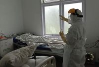 Pemberkatan jenazah KNP di ruang isolasi RSUD TC Hillers Maumere, Selasa(21/7)