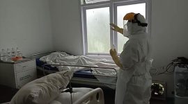 Pemberkatan jenazah KNP di ruang isolasi RSUD TC Hillers Maumere, Selasa(21/7)