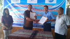 Perjanjian kerja sama penyelenggaraan layanan penerimaan pembayaran jasa tagihan air minum secara online, berlangsung di Cafe Rindu Lokaria, Kamis (23/7