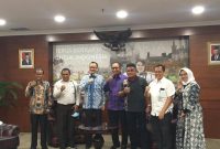 Dirjen Dikti Kementerian Pendidikan Dan Kebudayaan Prof Nizam (ketiga dari kiri) foto bersama Wagub NTT Josef Nae Soi dan anggota DPR RI Andreas Hugo Pareira dan beberapa pejabat Eselon 2 DIKTI, Jumat (24/7) (foto: istimewa)