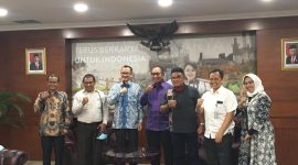 Dirjen Dikti Kementerian Pendidikan Dan Kebudayaan Prof Nizam (ketiga dari kiri) foto bersama Wagub NTT Josef Nae Soi dan anggota DPR RI Andreas Hugo Pareira dan beberapa pejabat Eselon 2 DIKTI, Jumat (24/7) (foto: istimewa)