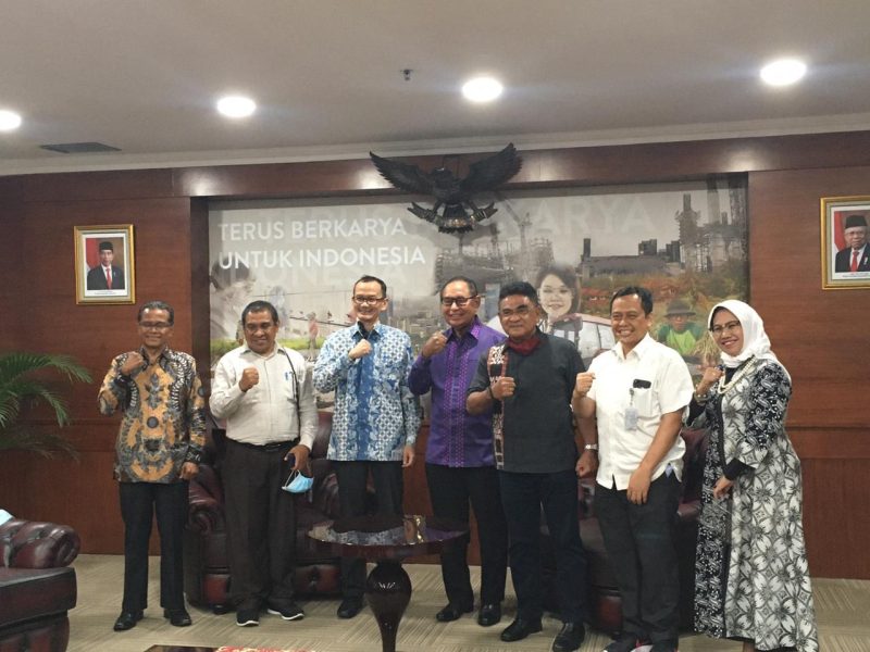 Dirjen Dikti Kementerian Pendidikan Dan Kebudayaan Prof Nizam (ketiga dari kiri) foto bersama Wagub NTT Josef Nae Soi dan anggota DPR RI Andreas Hugo Pareira dan beberapa pejabat Eselon 2 DIKTI, Jumat (24/7) (foto: istimewa)