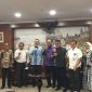 Dirjen Dikti Kementerian Pendidikan Dan Kebudayaan Prof Nizam (ketiga dari kiri) foto bersama Wagub NTT Josef Nae Soi dan anggota DPR RI Andreas Hugo Pareira dan beberapa pejabat Eselon 2 DIKTI, Jumat (24/7) (foto: istimewa)