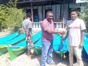 Anggota DPRD Sikka Salurkan 16 Unit Sampan untuk Nelayan