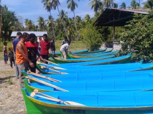 Anggota DPRD Sikka Salurkan 16 Unit Sampan untuk Nelayan