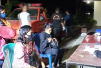 Sejumlah eks penumpang KM Lambelu saat dievakuasi ke lokasi karantina terpusat, Jumat (31/7) dinihari