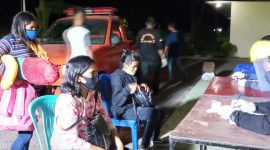 Sejumlah eks penumpang KM Lambelu saat dievakuasi ke lokasi karantina terpusat, Jumat (31/7) dinihari