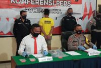 Wakapolres Sikka Kompol I Putu Surawan memberikan keterangan pers terkait pengungkapan kasus narkoba, Selasa (4/8)