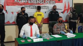 Wakapolres Sikka Kompol I Putu Surawan memberikan keterangan pers terkait pengungkapan kasus narkoba, Selasa (4/8)