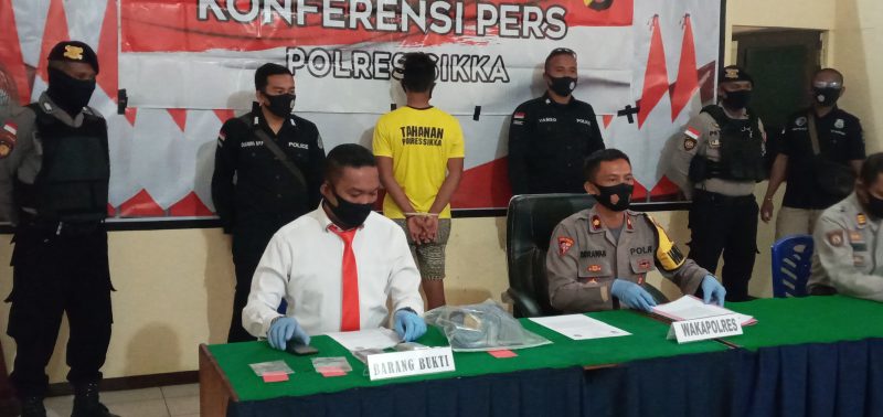 Wakapolres Sikka Kompol I Putu Surawan memberikan keterangan pers terkait pengungkapan kasus narkoba, Selasa (4/8)