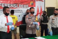 Wakapolres Sikka Kompol I Putu Surawan sedang memperlihatkan barang bukti kasus narkoba, Selasa (4/8)