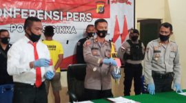 Wakapolres Sikka Kompol I Putu Surawan sedang memperlihatkan barang bukti kasus narkoba, Selasa (4/8)