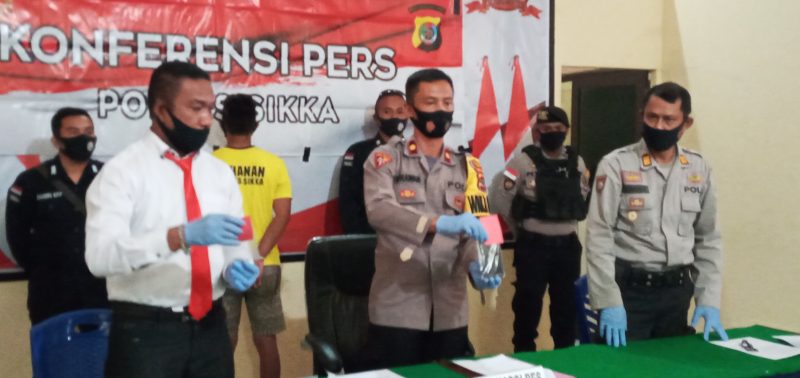 Wakapolres Sikka Kompol I Putu Surawan sedang memperlihatkan barang bukti kasus narkoba, Selasa (4/8)