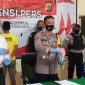 Wakapolres Sikka Kompol I Putu Surawan sedang memperlihatkan barang bukti kasus narkoba, Selasa (4/8)