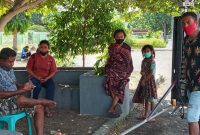 Sejumlah warga karantina di lokasi karantina terpusat di Kantor Dinas Kebudayaan dan Pariwisata Sikka, Kamis (6/8) pagi