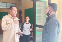 Hendrikus Hermus, seorang kepala tukang bersitegang dengan Kadis Kesehatan Sikka Petrus Herlemus, Jumat (7/8)