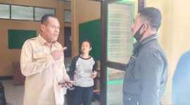 Hendrikus Hermus, seorang kepala tukang bersitegang dengan Kadis Kesehatan Sikka Petrus Herlemus, Jumat (7/8)