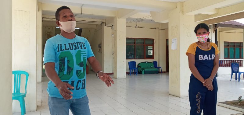 Pasutri Petrus Peterson dan Hermiana Linde di lokasi karantina terpusat, Sabtu (8/8)