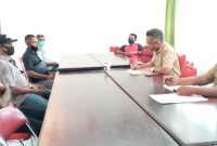 Pertemuan antara PPK Puskesmas Bola dan perwakilan tukang buruh di Aula Kantor Dinkes, Senin (10/8)