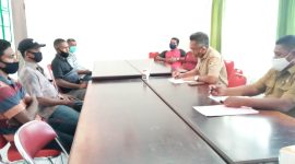 Pertemuan antara PPK Puskesmas Bola dan perwakilan tukang buruh di Aula Kantor Dinkes, Senin (10/8)