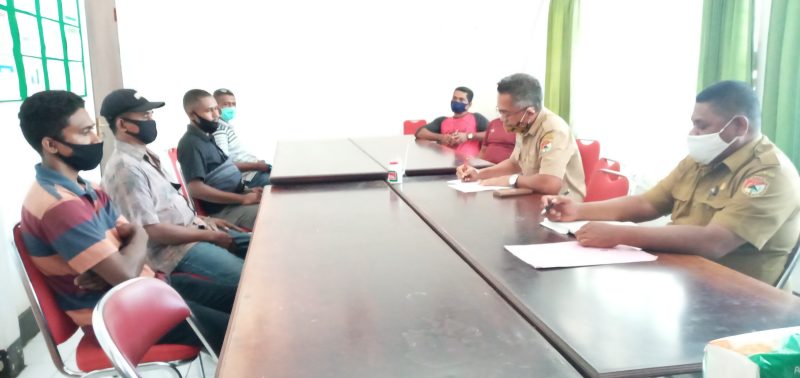 Pertemuan antara PPK Puskesmas Bola dan perwakilan tukang buruh di Aula Kantor Dinkes, Senin (10/8)