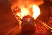 Angkutan pedesaan yang terbakar di Hepang, Senin (10/8)