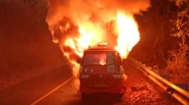 Angkutan pedesaan yang terbakar di Hepang, Senin (10/8)