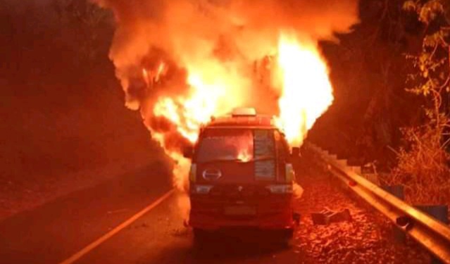 Angkutan pedesaan yang terbakar di Hepang, Senin (10/8)