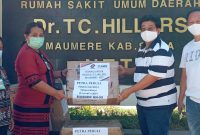 Harry Japira mewakili Petra Peduli menyerahkan bantuan kepada RSUD TC Hillers Maumere
