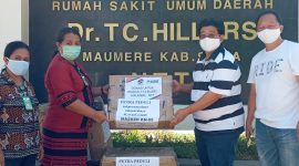 Harry Japira mewakili Petra Peduli menyerahkan bantuan kepada RSUD TC Hillers Maumere
