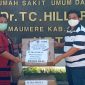 Harry Japira mewakili Petra Peduli menyerahkan bantuan kepada RSUD TC Hillers Maumere