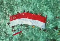 Pengibaran bendera di bawah laut perairan Pulau Babi, Sabtu (15/8)
