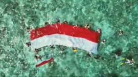 Pengibaran bendera di bawah laut perairan Pulau Babi, Sabtu (15/8)
