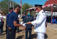 Bupati Sikka Fransiskus Roberto Diogo menyerahkan surat remisi kepada perwakilan narapidana, Senin (17/8)