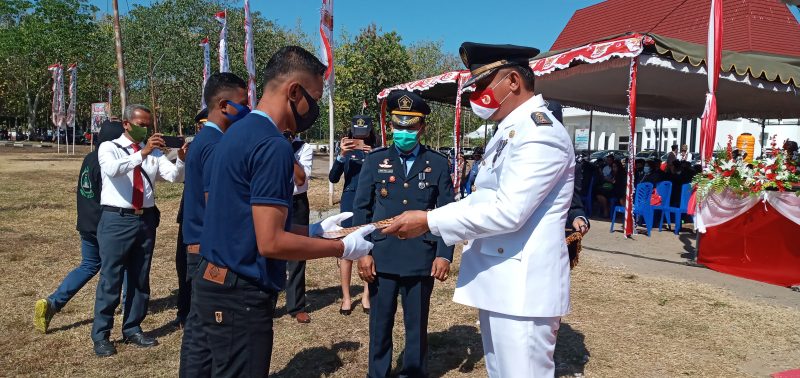 Bupati Sikka Fransiskus Roberto Diogo menyerahkan surat remisi kepada perwakilan narapidana, Senin (17/8)