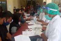 Petugas Dinkes melakukan skrining terhadap pelaku perjalanan, Rabu (19/8)
