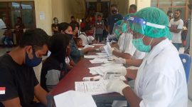 Petugas Dinkes melakukan skrining terhadap pelaku perjalanan, Rabu (19/8)
