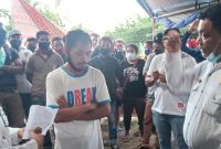 Penjabat Sekda Sikka sedang memberikan penjelasan kepada pelaku perjalanan, Rabu (19/8)