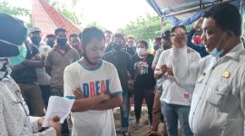 Penjabat Sekda Sikka sedang memberikan penjelasan kepada pelaku perjalanan, Rabu (19/8)