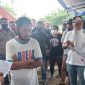 Penjabat Sekda Sikka sedang memberikan penjelasan kepada pelaku perjalanan, Rabu (19/8)