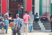 Pelaku perjalanan sedang makan siang di depan Gedung SCC, Kamis (20/8)