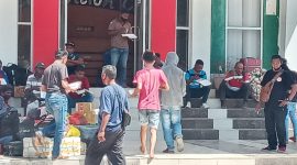 Pelaku perjalanan sedang makan siang di depan Gedung SCC, Kamis (20/8)