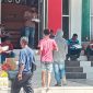 Pelaku perjalanan sedang makan siang di depan Gedung SCC, Kamis (20/8)