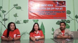 Ketua DPP PKPI NTT Yan Mboeik memimpin Rapat Kerja di Maumere, Senin (24/8)
