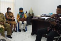 Penjabat Sekda Sikka Wihelmus Sirilus menerima kunjungan Asisten Pemerintahan Setda Ende Abaraham Badu, Selasa (25/8)