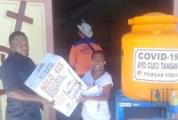 Sekretaris Kesbangol Sikka menyalurkan bantuan APD ke Kapela Wairumbia, Senin (24/8)