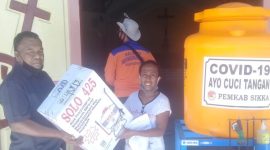 Sekretaris Kesbangol Sikka menyalurkan bantuan APD ke Kapela Wairumbia, Senin (24/8)