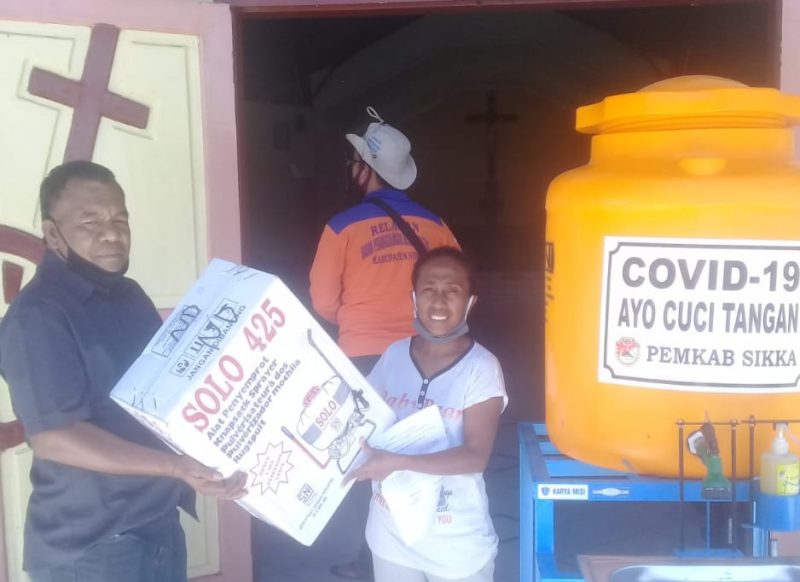 Sekretaris Kesbangol Sikka menyalurkan bantuan APD ke Kapela Wairumbia, Senin (24/8)